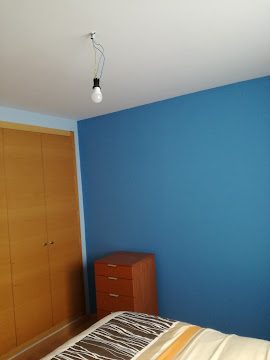 Alisado de gotelé en Valencia, Pintores en Massamagrell, Pintores en Sedavi, Pintores en Albal, Pintores en Alberique, Pintores en Alborache, Pintores en Alboraya, Pintores en Alcácer, Pintores en Alzira, Pintores en Aldaya, Pintores en Alfarp, Pintores en Algemesí, Pintores en Almacera, Pintores en Almussafes, Pintores en Benageber, Pintores en Beniparrell, Pintores en Bétera, Pintores en Canet de berenguer, Pintores en Catadau, Pintores en Cheste, Pintores en Chirivella, Pintores en Cuart de Poblet, Pintores en la Eliana, Pintores en Gilet, Pintores en Godella, Pintores en Loriguilla, Pintores en Manises, Pintores en Masalfasar, Pintores en Masamagrell, Pintores en Marines, Hombre pintando una pared con rodillo en un entorno oscuro.