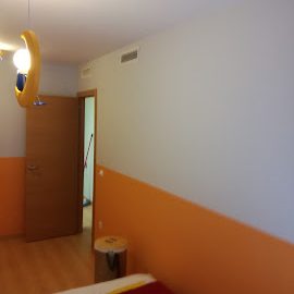 Empresa pintores en Valencia, Pintores en Valencia, Pintores en Burjassot, Pintores en pobla de farnals, Pintor en Valencia, Pintores en Paterna, Pintores en Paiporta, Pintores en Xativa, Pintores en Alzira, Pintores en Torrente, Pintores en Paiporta, Pintores en Sagunto, Pintores en Chella, Pintores en Burjassot, Pintor en Valencia, Alisado de gotelé en Valencia, Pintores en Alginet, Pintores en Carlet, Pintores en Xirivella, Pintores en Naquera, Pintores en Gilet, Pintores en Burriana, Hombre pintando una pared de color amarillo con rodillo.