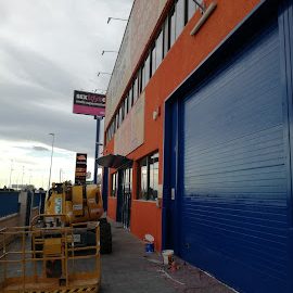Pintor en Valencia, Pintores en Chiva, Pintores en Pobla de Vallbona, Pintores en Burjassot, Pintores en Benetusser, Pintores en Paiporta, Pintores en Cheste, Pintores en Picanya, Pintores en Alaquas, Pintores en Aldaia, Pintores en Xirivella, Alisado de gotelé en Valencia, Pintor en Valencia, Pintores en Ribarroja del Turia, Pintores en Pobla de Vallbona, Pintores en Requena, Pintores en Alfafar, Pintores en Silla, Pintores en Betera, Pintores en Xativa, Hombre pintando una pared blanca con un rodillo.